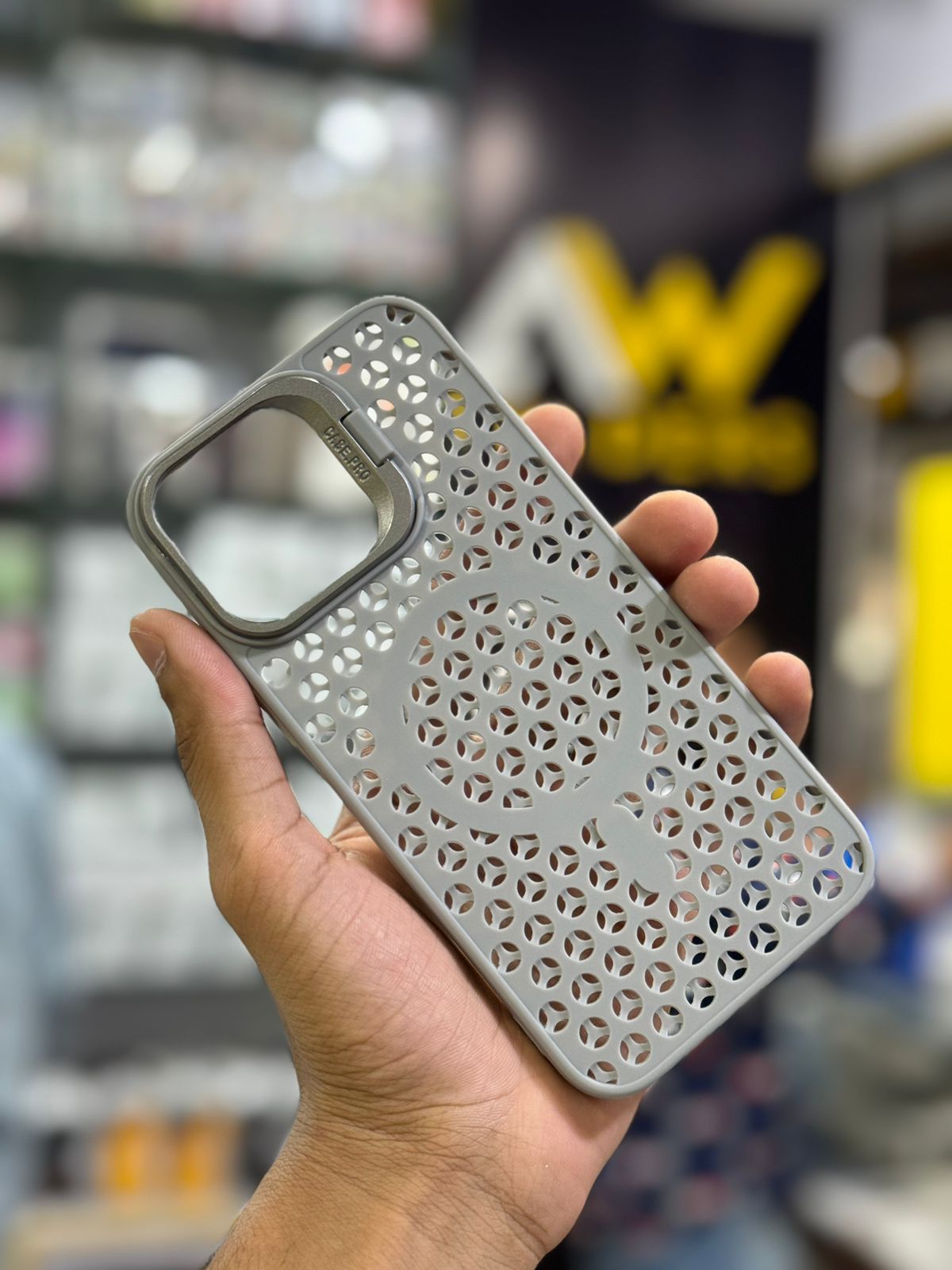 MAGNETIC MESH COOLING SHELL WITH CAMERA STAND